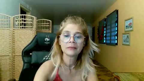 Snapshot of francelune chatting on 24, 4, 2026 francelune online show from 24, 4, 2026