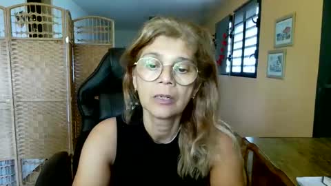 Snapshot of francelune chatting on 25, 4, 2026 francelune online show from 25, 4, 2026