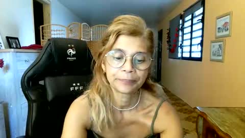 Snapshot of francelune chatting on 28, 4, 2026 francelune online show from 28, 4, 2026