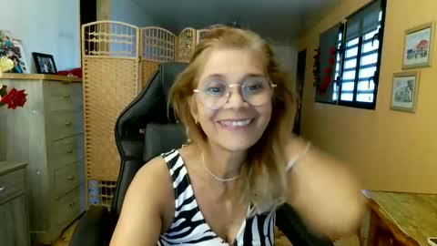 Snapshot of francelune chatting on 2, 5, 2026 francelune online show from 2, 5, 2026