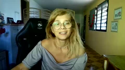 Snapshot of francelune chatting on 6, 5, 2026 francelune online show from 6, 5, 2026