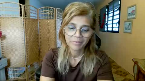 Snapshot of francelune chatting on 7, 5, 2026 francelune online show from 7, 5, 2026