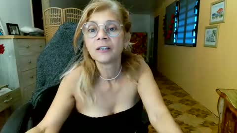 Snapshot of francelune chatting on 12, 5, 2026 francelune online show from 12, 5, 2026