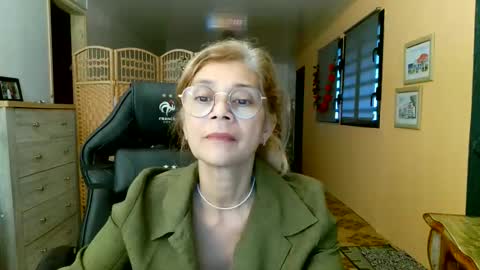 Snapshot of francelune chatting on 13, 5, 2026 francelune online show from 13, 5, 2026