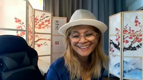Snapshot of francelune chatting on 31, 5, 2026 francelune online show from 31, 5, 2026