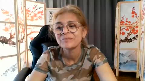Snapshot of francelune chatting on 2, 6, 2026 francelune online show from 2, 6, 2026