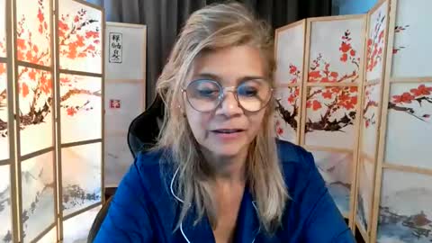 Snapshot of francelune chatting on 9, 6, 2026 francelune online show from 9, 6, 2026