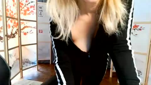 Snapshot of francelune chatting on 13, 6, 2026 francelune online show from 13, 6, 2026
