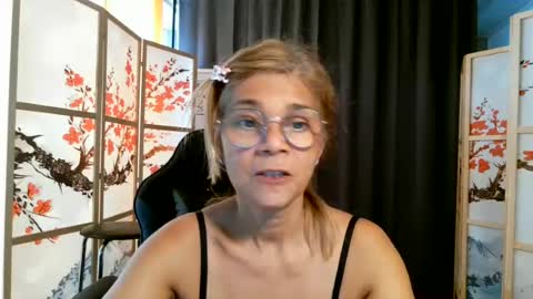 Snapshot of francelune chatting on 23, 6, 2026 francelune online show from 23, 6, 2026