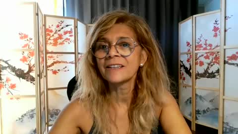 Snapshot of francelune chatting on 5, 7, 2026 francelune online show from 5, 7, 2026