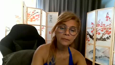 Snapshot of francelune chatting on 8, 7, 2026 francelune online show from 8, 7, 2026