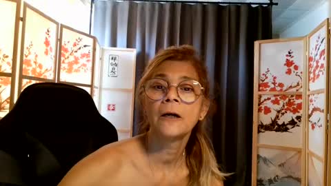 Snapshot of francelune chatting on 19, 7, 2026 francelune online show from 19, 7, 2026