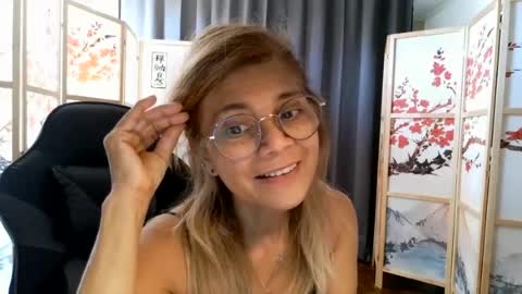 Snapshot of francelune chatting on 21, 7, 2026 francelune online show from 21, 7, 2026