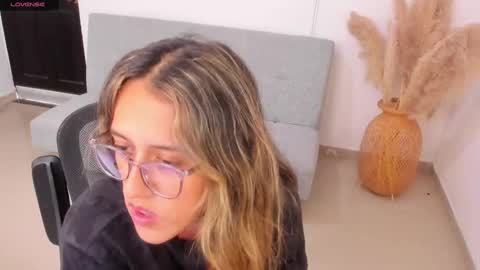 Snapshot of francesca__ross chatting on 9, 3, 2025 Francesca online show from 9, 3, 2025