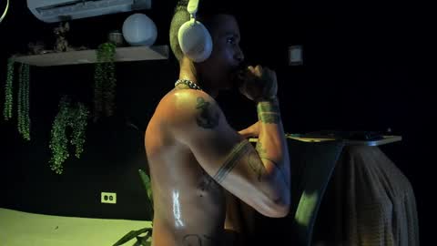 independent model online show from 8, 2, 2025