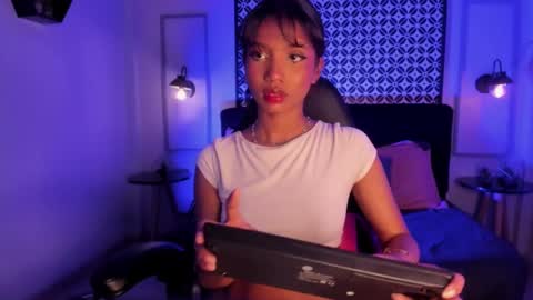 Snapshot of gigi_strawberry chatting on 5, 3, 2025 GIGI online show from 5, 3, 2025