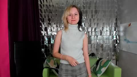 Snapshot of girl_next_doorr chatting on 24, 12, 2024 girl_next_doorr online show from 24, 12, 2024