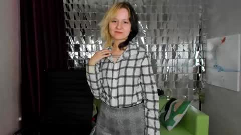 Snapshot of girl_next_doorr chatting on 25, 12, 2024 girl_next_doorr online show from 25, 12, 2024