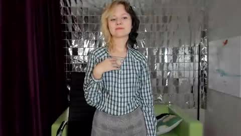 Snapshot of girl_next_doorr chatting on 28, 12, 2024 girl_next_doorr online show from 28, 12, 2024