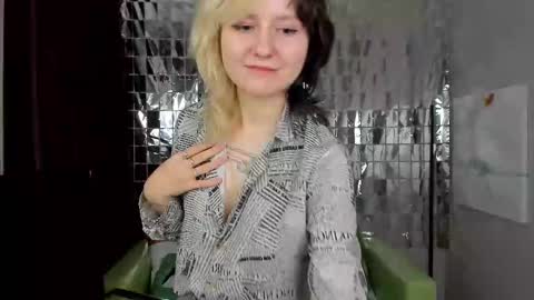 Snapshot of girl_next_doorr chatting on 29, 12, 2024 girl_next_doorr online show from 29, 12, 2024