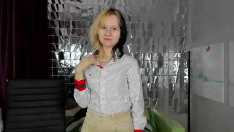 Snapshot of girl_next_doorr chatting on 3, 1, 2025 girl_next_doorr online show from 3, 1, 2025