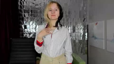 Snapshot of girl_next_doorr chatting on 3, 1, 2025 girl_next_doorr online show from 3, 1, 2025