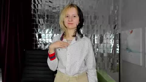 Snapshot of girl_next_doorr chatting on 3, 1, 2025 girl_next_doorr online show from 3, 1, 2025