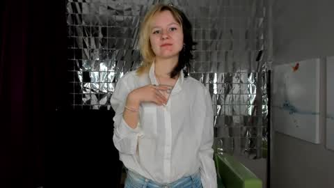 Snapshot of girl_next_doorr chatting on 4, 1, 2025 girl_next_doorr online show from 4, 1, 2025
