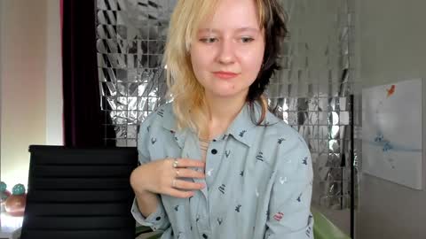 Snapshot of girl_next_doorr chatting on 5, 1, 2025 girl_next_doorr online show from 5, 1, 2025