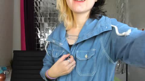 Snapshot of girl_next_doorr chatting on 12, 1, 2025 girl_next_doorr online show from 12, 1, 2025