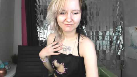 Snapshot of girl_next_doorr chatting on 18, 1, 2025 girl_next_doorr online show from 18, 1, 2025