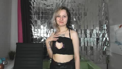 Snapshot of girl_next_doorr chatting on 18, 1, 2025 girl_next_doorr online show from 18, 1, 2025