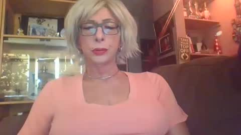 Snapshot of girlinrock chatting on 19, 10, 2025 Girlinrock online show from 19, 10, 2025