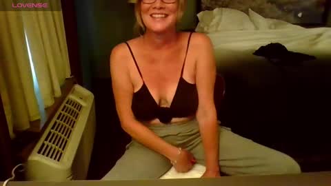 Snapshot of glam_cat chatting on 4, 6, 2026 Gwendolyn online show from 4, 6, 2026