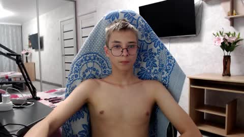 Snapshot of glasses_cat chatting on 10, 5, 2026 Eugene and Damian online show from 10, 5, 2026