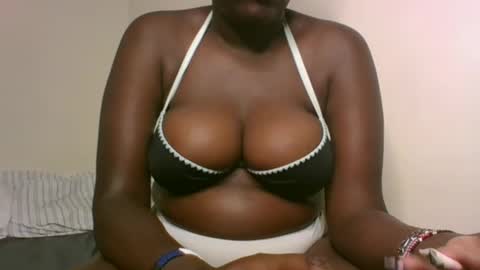 Snapshot of glorious_t chatting on 5, 12, 2024 glorious_t online show from 5, 12, 2024