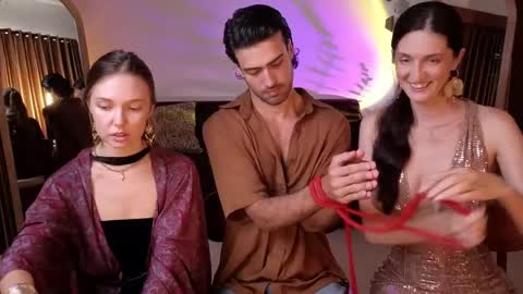   330 UTC2 girls   online show from 18, 4, 2026