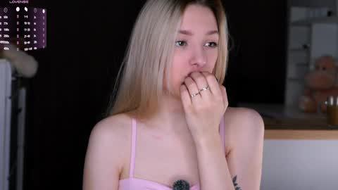 Snapshot of gossip__girl chatting on 7, 4, 2026 Luna online show from 7, 4, 2026