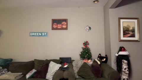 Snapshot of greenxxxqueen chatting on 23, 12, 2024 SexQueen Nikki online show from 23, 12, 2024