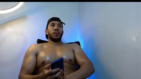 holl latino online show from 18, 4, 2026