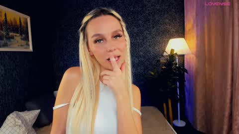 Snapshot of gwenbudlong chatting on 14, 12, 2024 Sofia online show from 14, 12, 2024