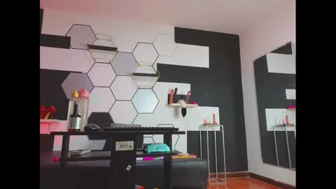 haileycat_ online show from 6, 1, 2025