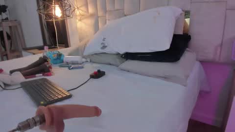 Halie  online show from 18, 10, 2025