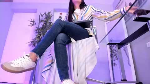 HANNAH HOWELL online show from 28, 2, 2025