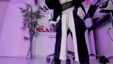 HANNAH HOWELL online show from 14, 4, 2026