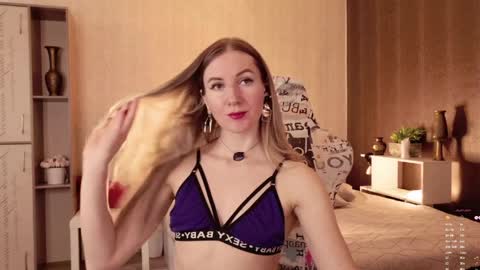 Snapshot of hello_lisha chatting on 7, 4, 2026 Alisia Monday to Friday from 10 am to 4 pm GMT 2 online show from 7, 4, 2026