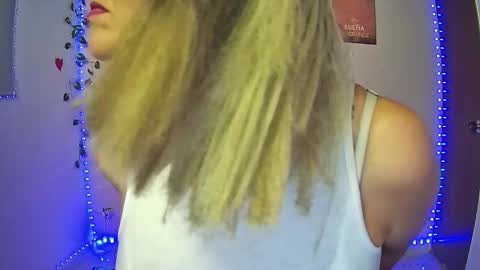 Hestesiaxx online show from 5, 3, 2025