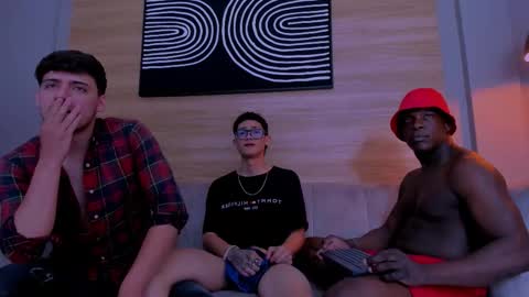 Snapshot of heteros_men chatting on 4, 12, 2025 heteros men online show from 4, 12, 2025