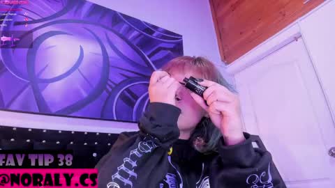 Snapshot of hey_noraly chatting on 7, 5, 2026 Noraly online show from 7, 5, 2026