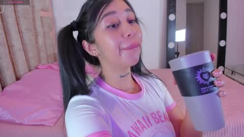 Snapshot of hilary_jones_22 chatting on 26, 4, 2026 LUNA new account FOLLOW ME online show from 26, 4, 2026
